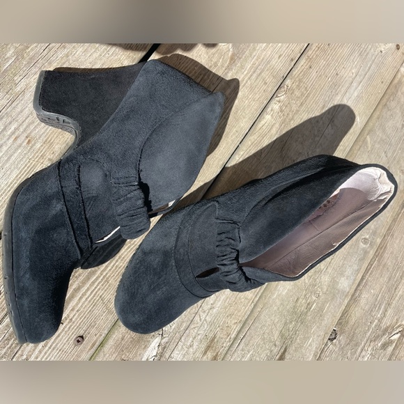 Hush Puppies Black Suede Ankle Bootie - Picture 8 of 10